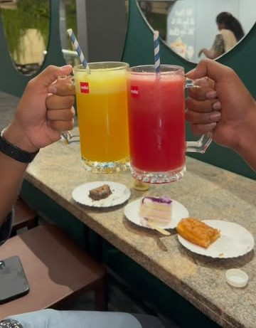 Fresh juices and desserts with friends